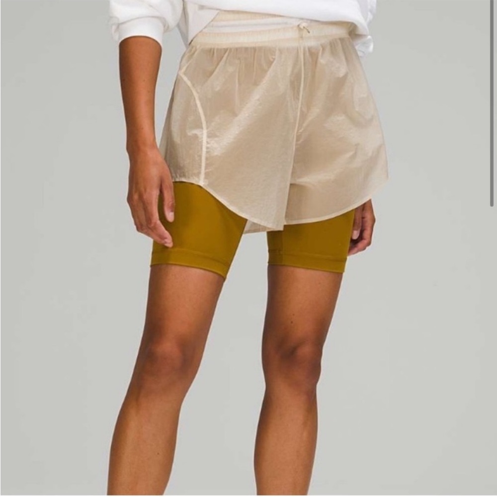 Lululemon Step Out High Rise Short 3" in White Opal - Picture 4 of 14